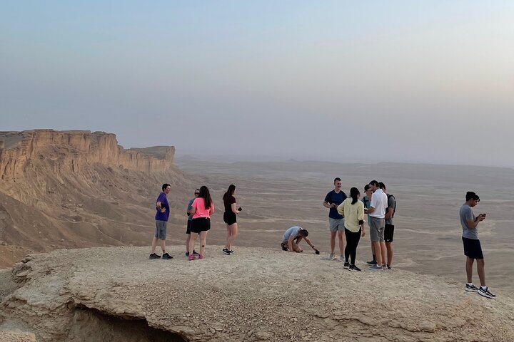 Oplev de dramatiske klipper og vidtstrakte ørkenudsigter ved Verdens Ende nær Riyadh, Saudi-Arabien, foto 9 | wizardtrip