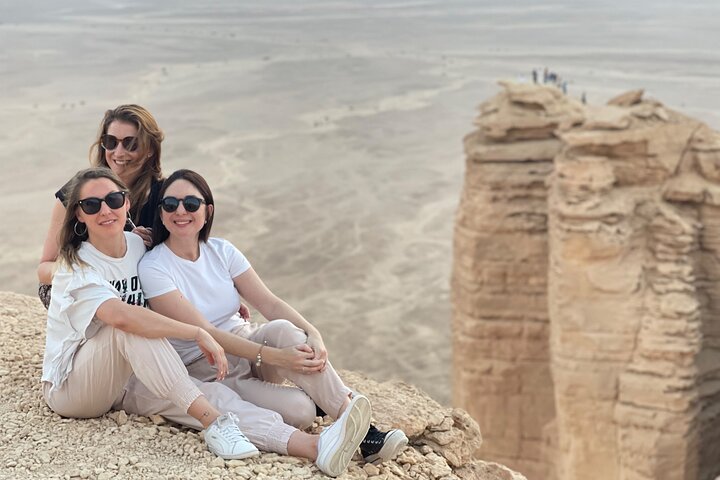 Oplev de dramatiske klipper og vidtstrakte ørkenudsigter ved Verdens Ende nær Riyadh, Saudi-Arabien, foto 10 | wizardtrip