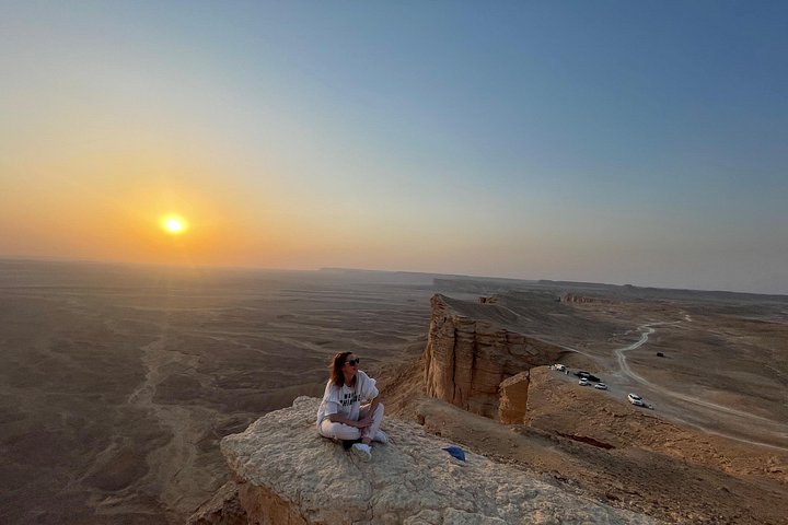 Oplev de dramatiske klipper og vidtstrakte ørkenudsigter ved Verdens Ende nær Riyadh, Saudi-Arabien, foto 11 | wizardtrip