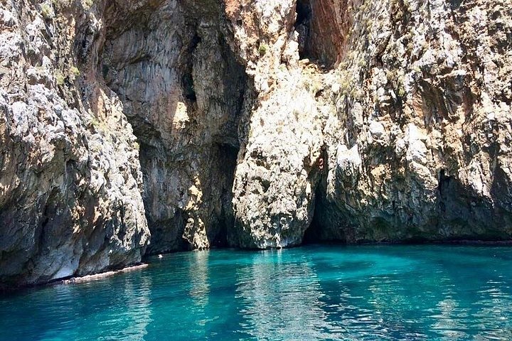 Båttur som utforsker sjøgrotter og kystlinje i Puglia, Italia, med bading og aperitiff, foto 12 | wizardtrip