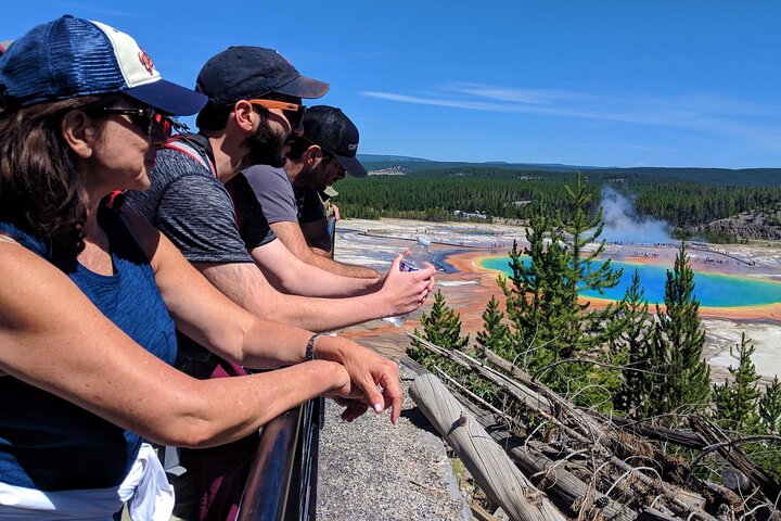 Lower Loop Van Tour från West Yellowstone: Grand Prismatic och Old Faithful | wizardtrip