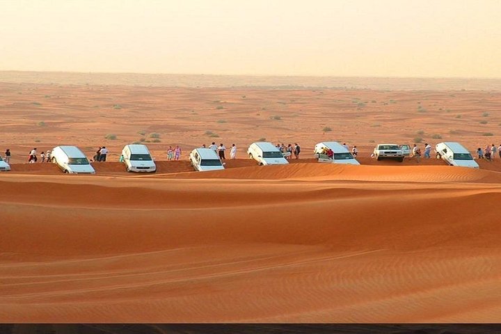 Sperimenta un emozionante safari nel deserto di Dubai con dune bashing, giri in cammello e cena BBQ, foto 6 | wizardtrip
