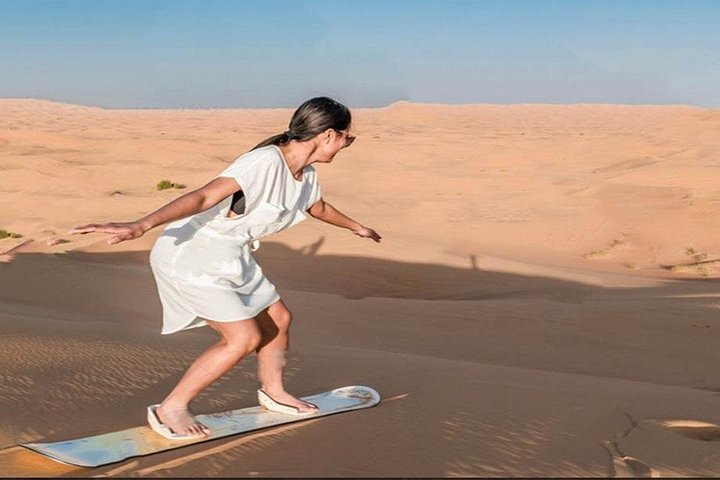 Sperimenta un emozionante safari nel deserto di Dubai con dune bashing, giri in cammello e cena BBQ, foto 7 | wizardtrip