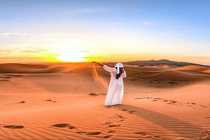Sperimenta un emozionante safari nel deserto di Dubai con dune bashing, giri in cammello e cena BBQ, foto 9 | wizardtrip