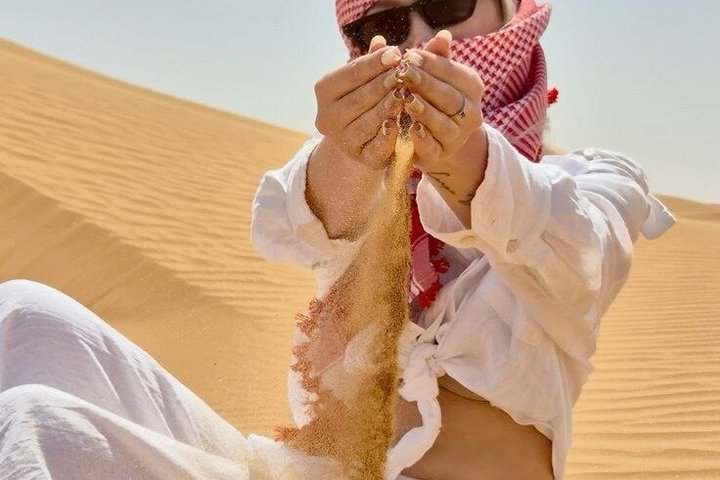 Sperimenta un emozionante safari nel deserto di Dubai con dune bashing, giri in cammello e cena BBQ, foto 15 | wizardtrip