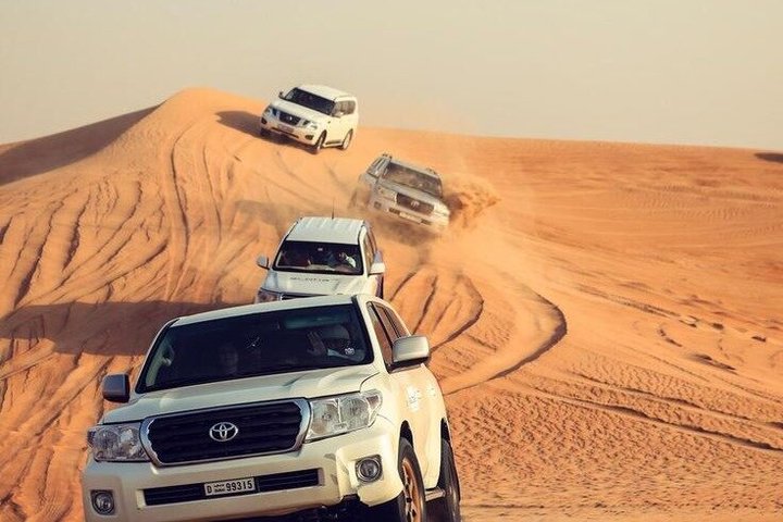 Sperimenta un emozionante safari nel deserto di Dubai con dune bashing, giri in cammello e cena BBQ, foto 17 | wizardtrip