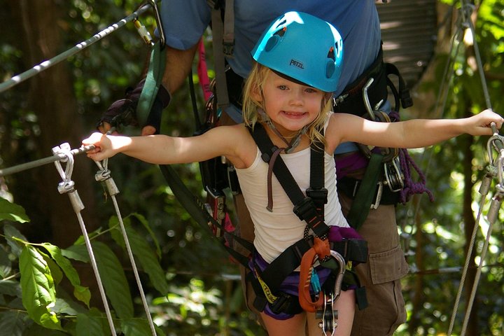 Erleben Sie den Nervenkitzel des Zip-Lining durch das üppige Regenwald-Kronendach in Manuel Antonio, Costa Rica, Foto 7 | wizardtrip
