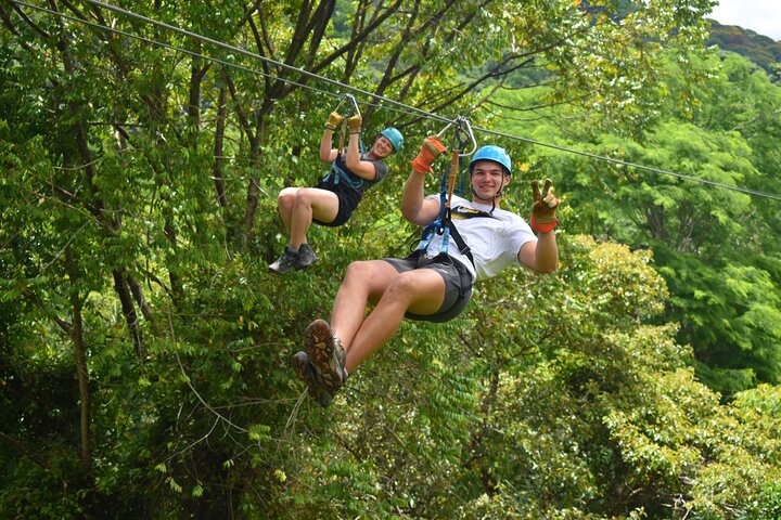 Erleben Sie den Nervenkitzel des Zip-Lining durch das üppige Regenwald-Kronendach in Manuel Antonio, Costa Rica, Foto 10 | wizardtrip