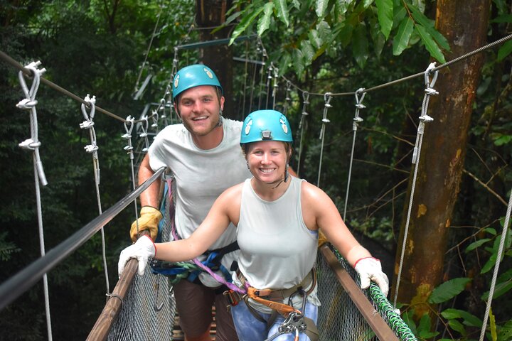 Erleben Sie den Nervenkitzel des Zip-Lining durch das üppige Regenwald-Kronendach in Manuel Antonio, Costa Rica, Foto 11 | wizardtrip