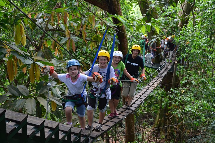 Erleben Sie den Nervenkitzel des Zip-Lining durch das üppige Regenwald-Kronendach in Manuel Antonio, Costa Rica, Foto 12 | wizardtrip
