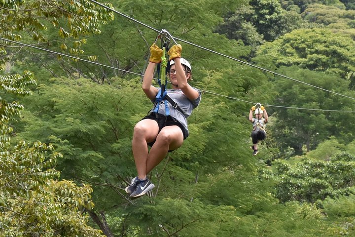 Erleben Sie den Nervenkitzel des Zip-Lining durch das üppige Regenwald-Kronendach in Manuel Antonio, Costa Rica, Foto 14 | wizardtrip