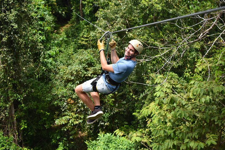 Erleben Sie den Nervenkitzel des Zip-Lining durch das üppige Regenwald-Kronendach in Manuel Antonio, Costa Rica, Foto 16 | wizardtrip
