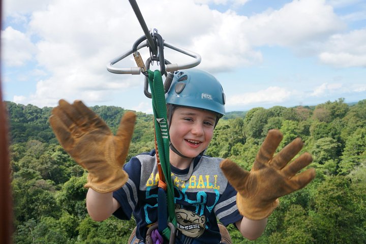 Erleben Sie den Nervenkitzel des Zip-Lining durch das üppige Regenwald-Kronendach in Manuel Antonio, Costa Rica, Foto 17 | wizardtrip