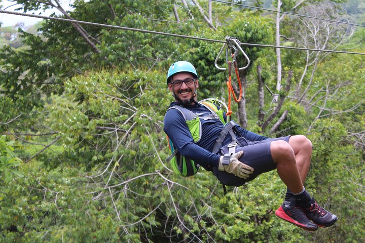 Erleben Sie den Nervenkitzel des Zip-Lining durch das üppige Regenwald-Kronendach in Manuel Antonio, Costa Rica, Foto 20 | wizardtrip