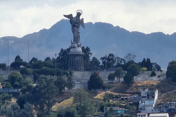 Passeio privado explorando o TeleferiQo de Quito, o Centro Histórico e a Linha do Equador no Equador, foto 12 | wizardtrip
