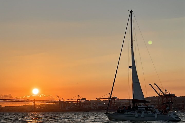 Sejltur ved solnedgang i Lissabon med vin og snacks, med ikoniske vartegn, foto 13 | wizardtrip