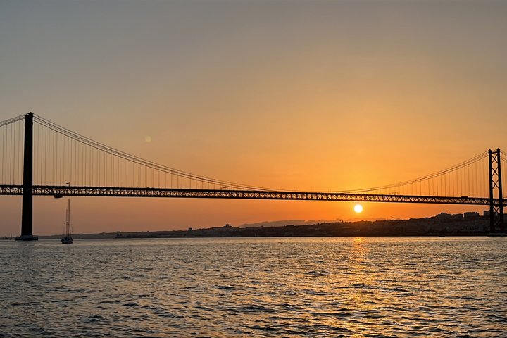 Sejltur ved solnedgang i Lissabon med vin og snacks, med ikoniske vartegn, foto 17 | wizardtrip