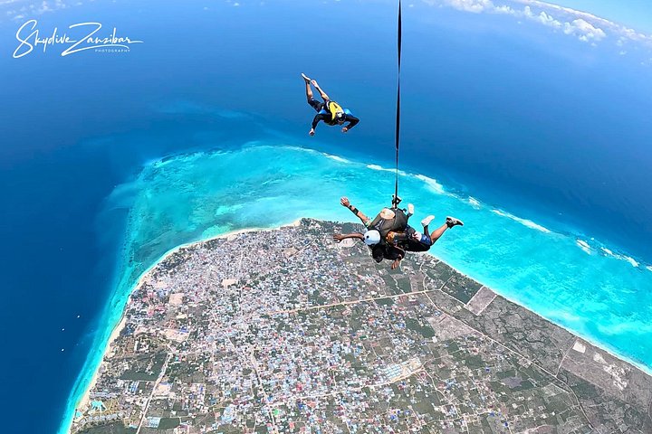ザンジバルの白い砂浜とターコイズブルーの海の上空でのタンデムスカイダイビング、写真8 | wizardtrip