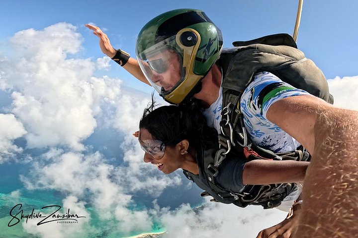 ザンジバルの白い砂浜とターコイズブルーの海の上空でのタンデムスカイダイビング、写真9 | wizardtrip