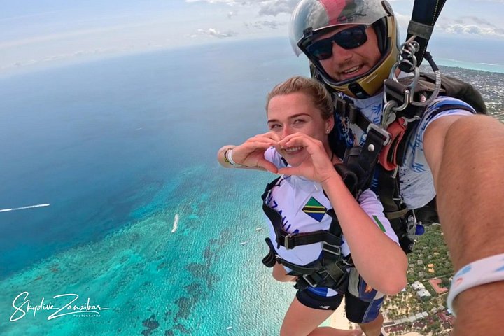 ザンジバルの白い砂浜とターコイズブルーの海の上空でのタンデムスカイダイビング、写真11 | wizardtrip