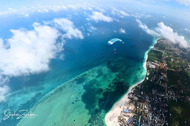 ザンジバルの白い砂浜とターコイズブルーの海の上空でのタンデムスカイダイビング、写真12 | wizardtrip