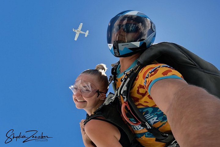 ザンジバルの白い砂浜とターコイズブルーの海の上空でのタンデムスカイダイビング、写真15 | wizardtrip