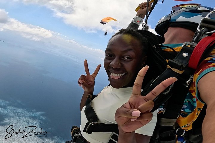ザンジバルの白い砂浜とターコイズブルーの海の上空でのタンデムスカイダイビング、写真18 | wizardtrip