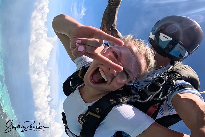 ザンジバルの白い砂浜とターコイズブルーの海の上空でのタンデムスカイダイビング、写真19 | wizardtrip