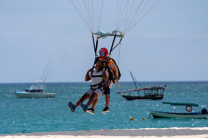 ザンジバルの白い砂浜とターコイズブルーの海の上空でのタンデムスカイダイビング、写真20 | wizardtrip