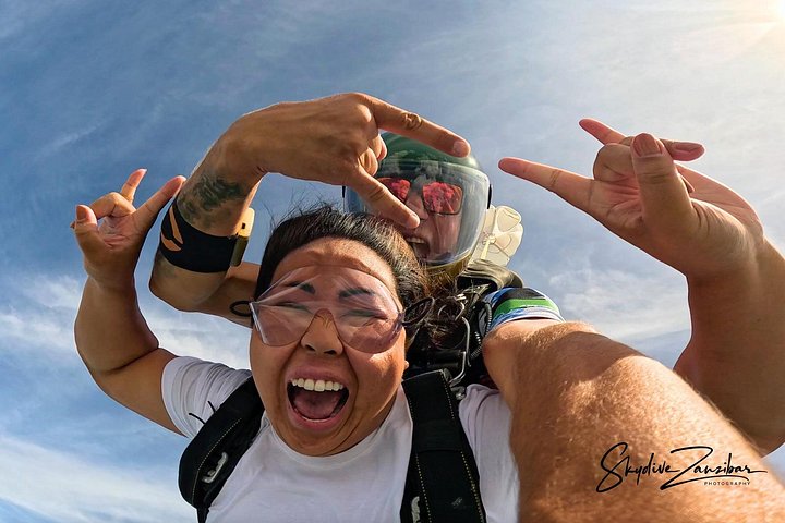 ザンジバルの白い砂浜とターコイズブルーの海の上空でのタンデムスカイダイビング、写真21 | wizardtrip