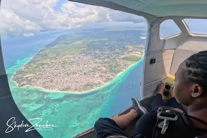 ザンジバルの白い砂浜とターコイズブルーの海の上空でのタンデムスカイダイビング、写真22 | wizardtrip