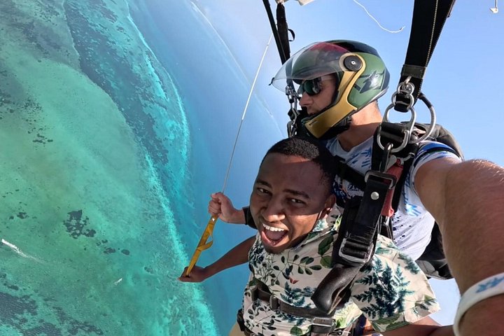 ザンジバルの白い砂浜とターコイズブルーの海の上空でのタンデムスカイダイビング、写真24 | wizardtrip
