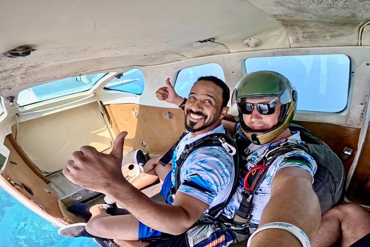 ザンジバルの白い砂浜とターコイズブルーの海の上空でのタンデムスカイダイビング、写真27 | wizardtrip