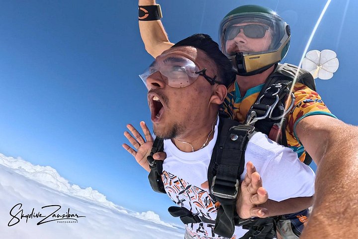 ザンジバルの白い砂浜とターコイズブルーの海の上空でのタンデムスカイダイビング、写真34 | wizardtrip
