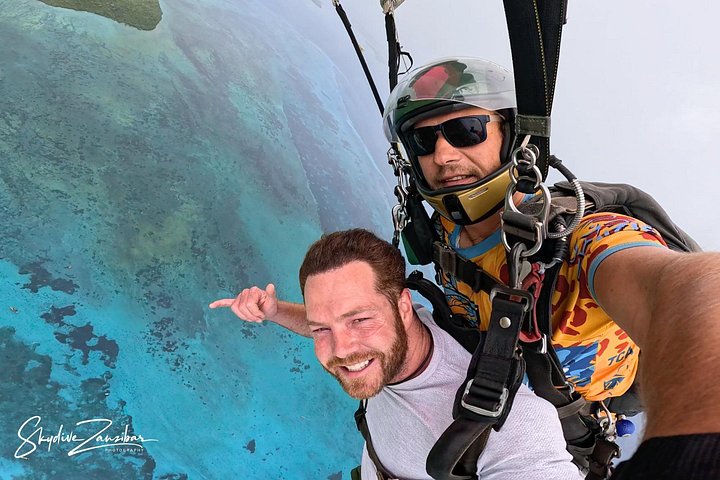ザンジバルの白い砂浜とターコイズブルーの海の上空でのタンデムスカイダイビング、写真35 | wizardtrip