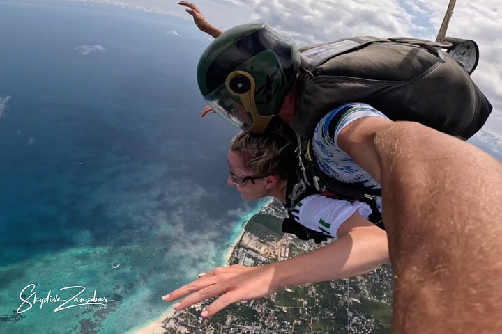 ザンジバルの白い砂浜とターコイズブルーの海の上空でのタンデムスカイダイビング、写真38 | wizardtrip