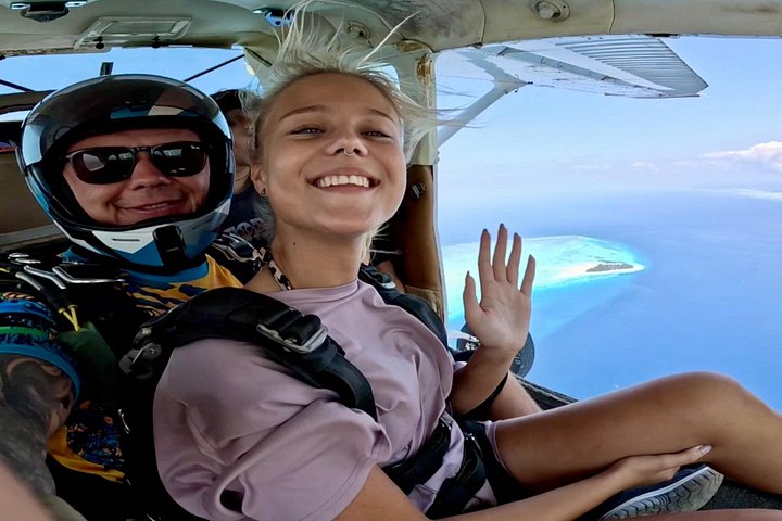 ザンジバルの白い砂浜とターコイズブルーの海の上空でのタンデムスカイダイビング、写真40 | wizardtrip