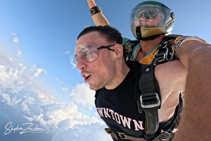 ザンジバルの白い砂浜とターコイズブルーの海の上空でのタンデムスカイダイビング、写真41 | wizardtrip