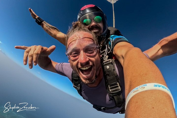 ザンジバルの白い砂浜とターコイズブルーの海の上空でのタンデムスカイダイビング、写真43 | wizardtrip