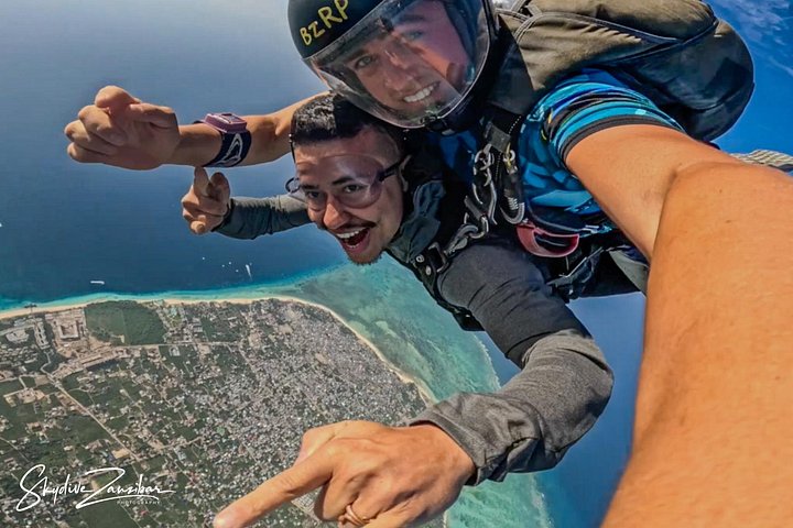 ザンジバルの白い砂浜とターコイズブルーの海の上空でのタンデムスカイダイビング、写真44 | wizardtrip