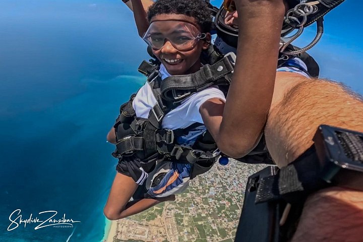ザンジバルの白い砂浜とターコイズブルーの海の上空でのタンデムスカイダイビング、写真46 | wizardtrip