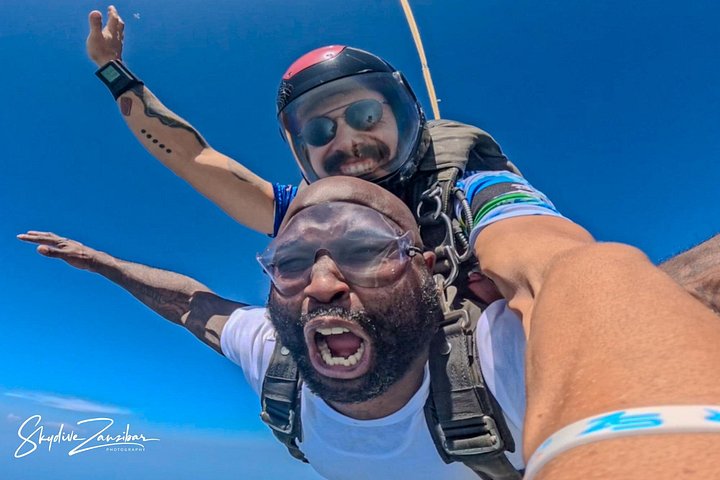 ザンジバルの白い砂浜とターコイズブルーの海の上空でのタンデムスカイダイビング、写真47 | wizardtrip