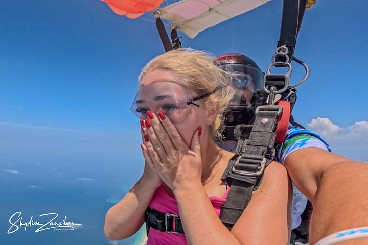 ザンジバルの白い砂浜とターコイズブルーの海の上空でのタンデムスカイダイビング、写真48 | wizardtrip