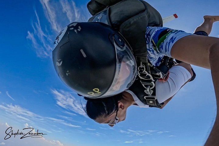 ザンジバルの白い砂浜とターコイズブルーの海の上空でのタンデムスカイダイビング、写真49 | wizardtrip
