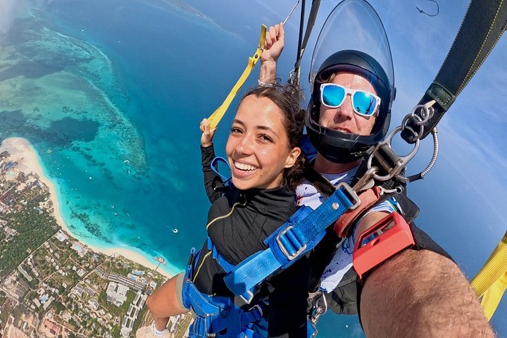 ザンジバルの白い砂浜とターコイズブルーの海の上空でのタンデムスカイダイビング、写真51 | wizardtrip