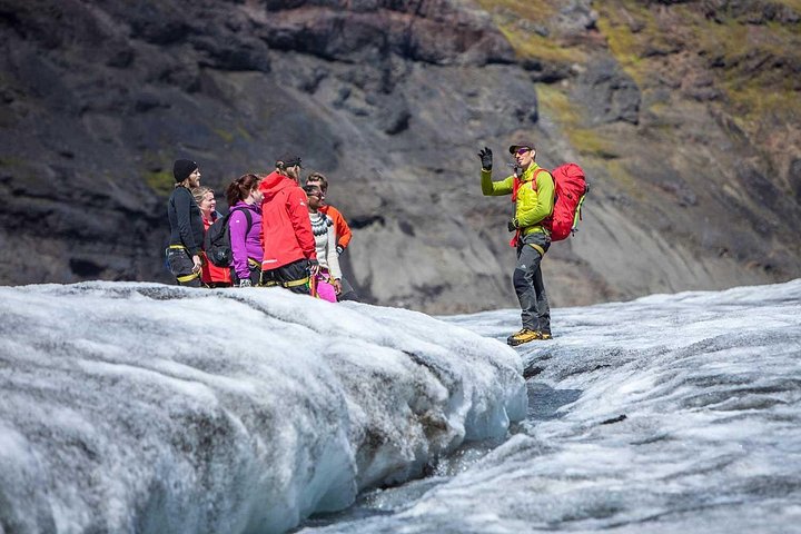 Gletsjervandring på Sólheimajökull på Island med steigeisen og isøkse, foto 12 | wizardtrip