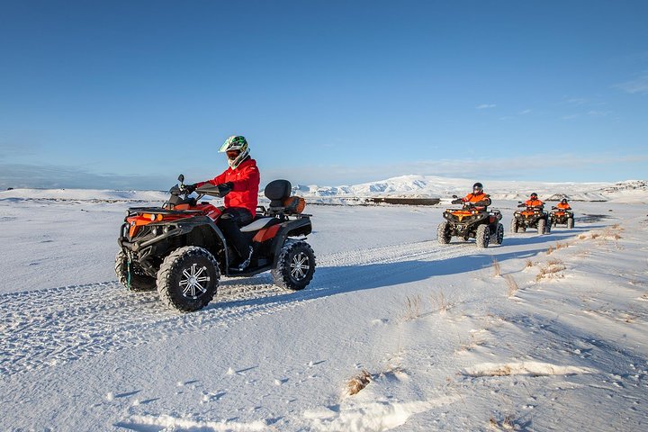 Aventura en quad por las arenas negras de lava de Islandia cerca de Vik, explorando glaciares y costas, foto 6 | wizardtrip