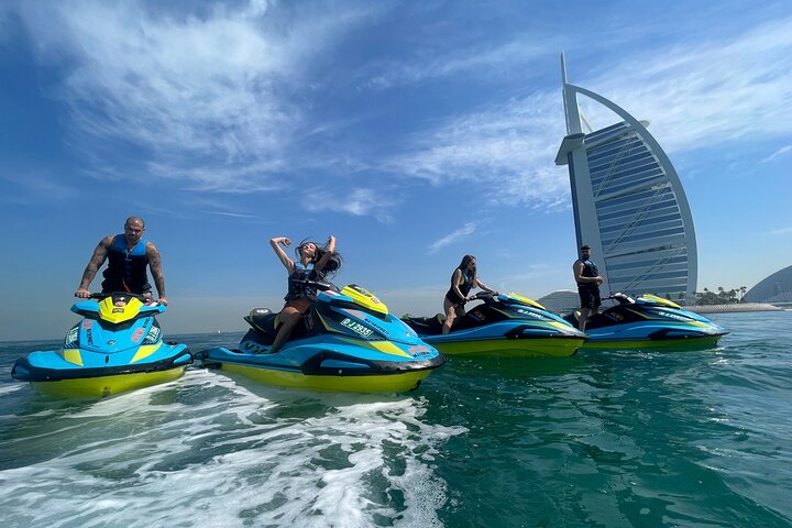 Amateurs de sensations fortes profitant d'une balade en jet ski à Dubaï avec le Burj Al Arab en arrière-plan, photo 6 | wizardtrip