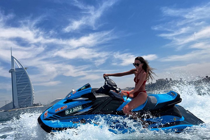 Amateurs de sensations fortes profitant d'une balade en jet ski à Dubaï avec le Burj Al Arab en arrière-plan, photo 8 | wizardtrip