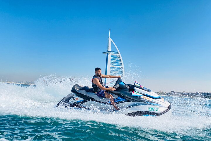 Amateurs de sensations fortes profitant d'une balade en jet ski à Dubaï avec le Burj Al Arab en arrière-plan, photo 10 | wizardtrip